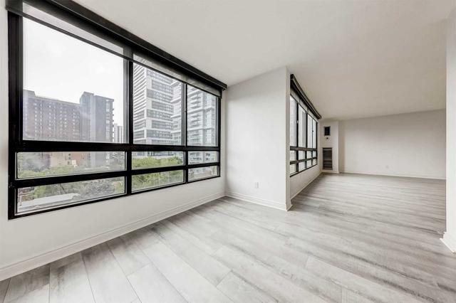 807 - 77 Carlton St, Condo with 2 bedrooms, 2 bathrooms and 1 parking in Toronto ON | Image 3