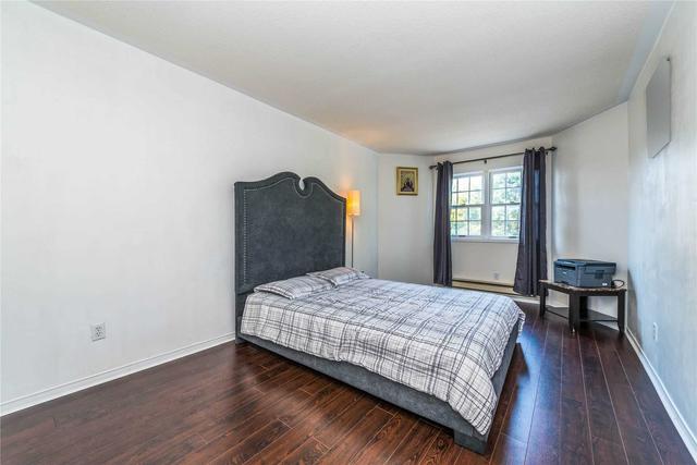 68 Wickstead Crt, Townhouse with 2 bedrooms, 4 bathrooms and 2 parking in Brampton ON | Image 11