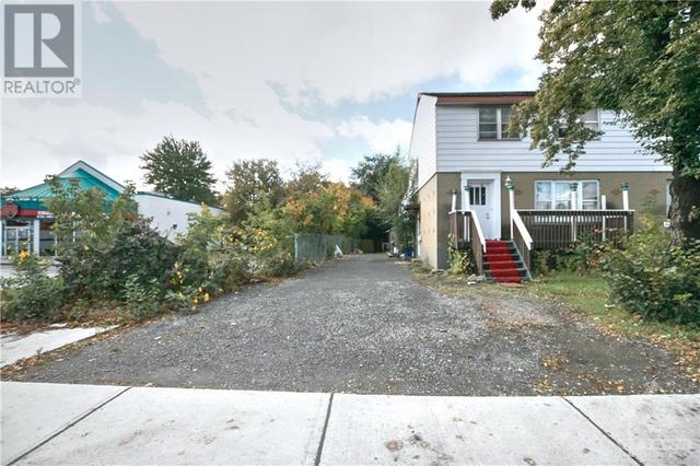 1008 St Laurent Boulevard, Home with 3 bedrooms, 2 bathrooms and 5 parking in Ottawa ON | Image 3