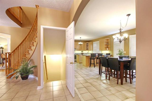 12 Cosmo Crt, House detached with 5 bedrooms, 6 bathrooms and 6 parking in Brampton ON | Image 3