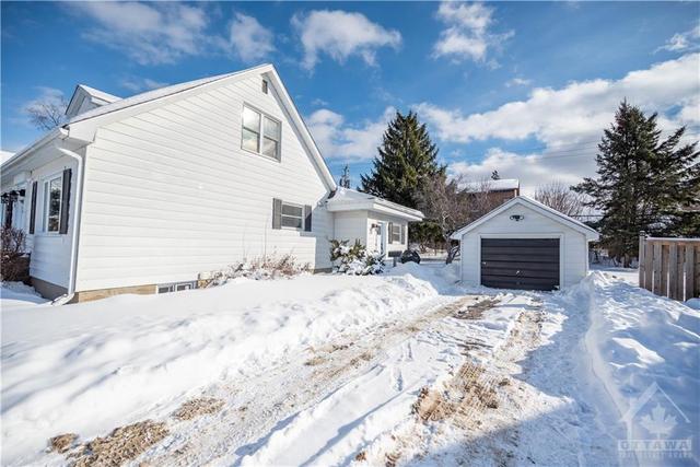 21 Airth Boulevard W, House detached with 3 bedrooms, 2 bathrooms and 4 parking in Renfrew ON | Image 3