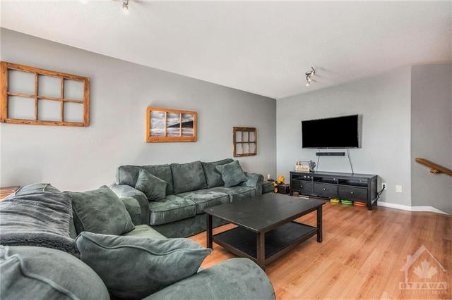 398 Hillsboro Private, Townhouse with 3 bedrooms, 3 bathrooms and 2 parking in Ottawa ON | Image 5