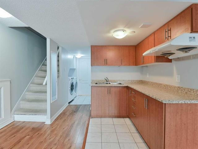 40 Collins Cres, Townhouse with 3 bedrooms, 3 bathrooms and 2 parking in Brampton ON | Image 7