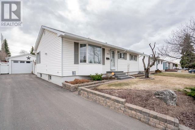 10827 95 Street, House detached with 4 bedrooms, 2 bathrooms and 4 parking in Grande Prairie AB | Card Image