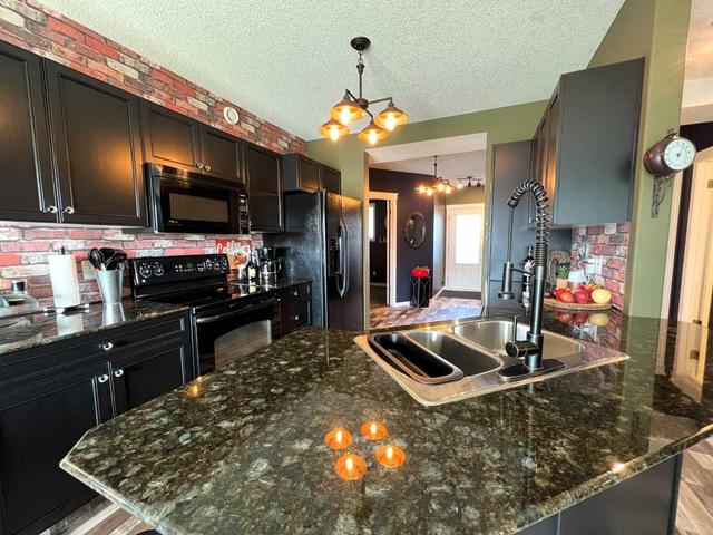 2 Northlands Pointe Ne, Home with 3 bedrooms, 2 bathrooms and 2 parking in Medicine Hat AB | Image 9