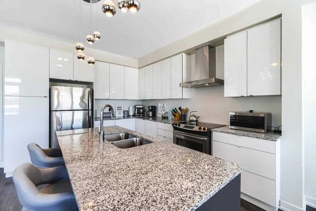 3199 Mintwood Circ, House attached with 3 bedrooms, 4 bathrooms and 2 parking in Oakville ON | Image 4