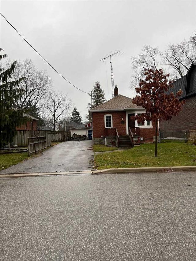 4 Shamrock Ave, House detached with 2 bedrooms, 2 bathrooms and 3 parking in Toronto ON | Image 34
