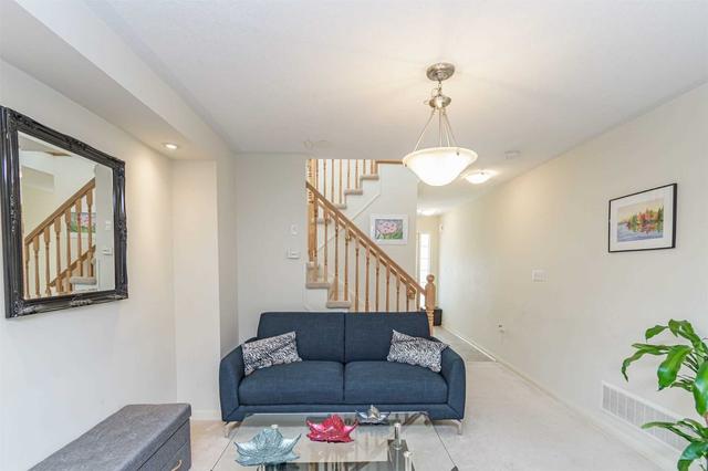 11 Senior Cres, House attached with 3 bedrooms, 2 bathrooms and 3 parking in Cambridge ON | Image 6