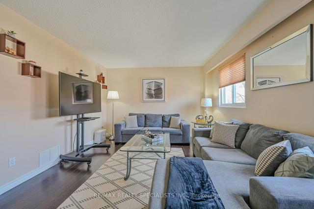 66 Carisbrook Crt, Townhouse with 3 bedrooms, 2 bathrooms and 2 parking in Brampton ON | Image 6