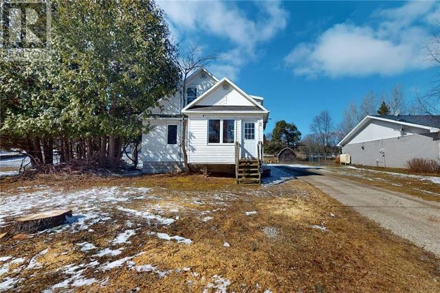 19 Gore Street, House detached with 3 bedrooms, 1 bathrooms and null parking in Gore Bay ON | Image 3