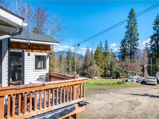 853 Birchmont Drive, House detached with 4 bedrooms, 2 bathrooms and null parking in Central Kootenay C BC | Image 37