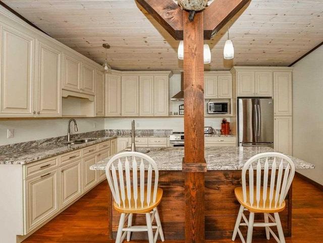 1083 Riverside Dr, House detached with 2 bedrooms, 1 bathrooms and 4 parking in Parry Sound, Unorganized, Centre Part ON | Image 3