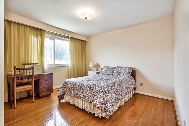 31 Islay Crt, House detached with 3 bedrooms, 2 bathrooms and 6 parking in Toronto ON | Image 11