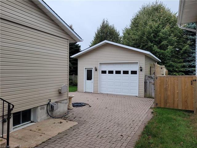 326 Walnut Street S, House detached with 3 bedrooms, 2 bathrooms and 4 parking in Goderich ON | Image 2