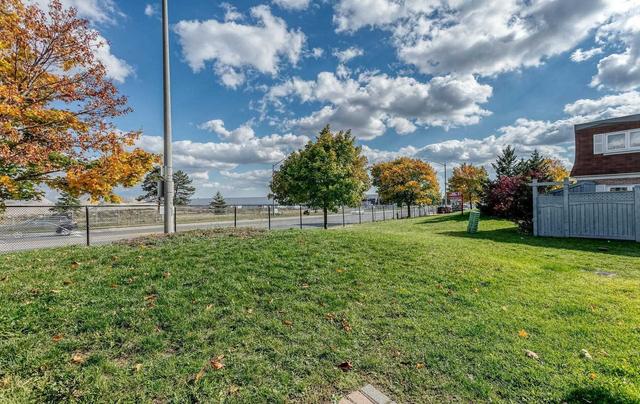 134 Town House Cres, Townhouse with 3 bedrooms, 2 bathrooms and 2 parking in Brampton ON | Image 20