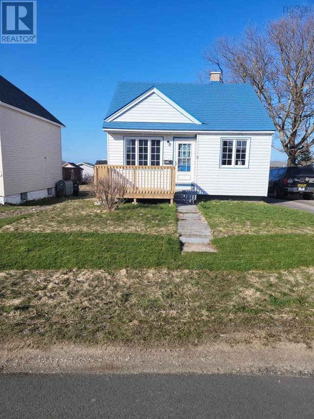 9 Essex Street, House detached with 3 bedrooms, 1 bathrooms and null parking in Cape Breton NS | Image 2