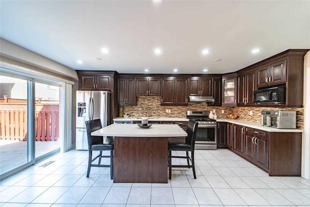 9 Lauraglen Cres, House detached with 4 bedrooms, 4 bathrooms and 6 parking in Brampton ON | Image 3