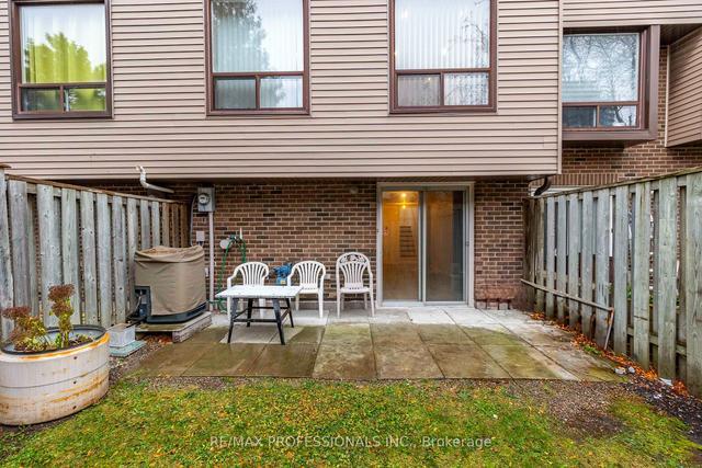 55 Carleton Pl, Townhouse with 3 bedrooms, 2 bathrooms and 2 parking in Brampton ON | Image 13