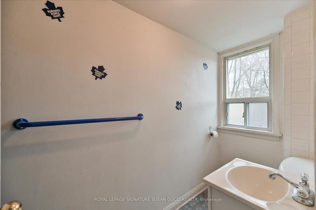 40 Holland Ave, House detached with 3 bedrooms, 2 bathrooms and 2 parking in Toronto ON | Image 15