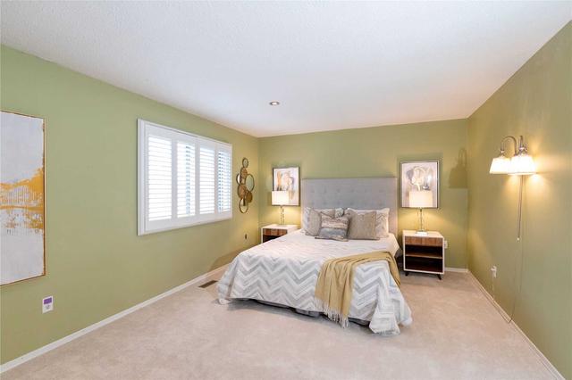 20 Ashglen Way E, Townhouse with 3 bedrooms, 3 bathrooms and 2 parking in Markham ON | Image 3