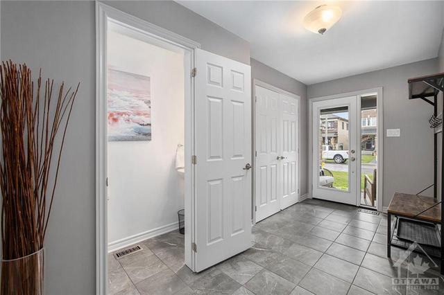 819 Stallion Crescent, Townhouse with 5 bedrooms, 4 bathrooms and 3 parking in Ottawa ON | Image 3