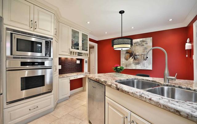 2505 Claymore Cres, House detached with 4 bedrooms, 4 bathrooms and 6 parking in Mississauga ON | Image 2