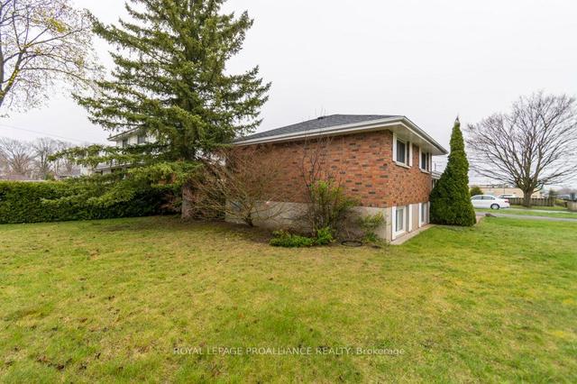 5 Plaza Sq, House detached with 3 bedrooms, 2 bathrooms and 3 parking in Belleville ON | Image 17