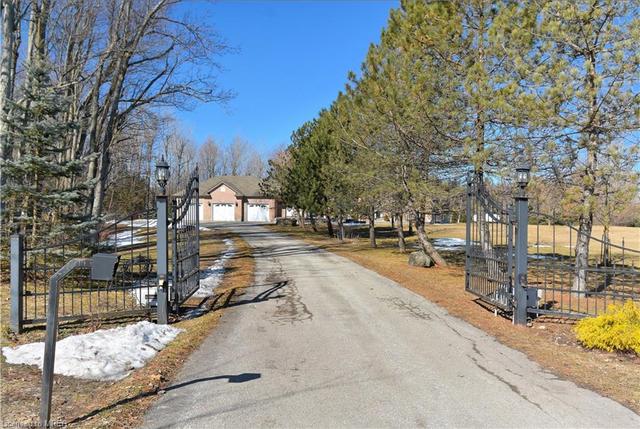 9176 Halton Erin Townline Road, House detached with 5 bedrooms, 2 bathrooms and 13 parking in Erin ON | Image 2