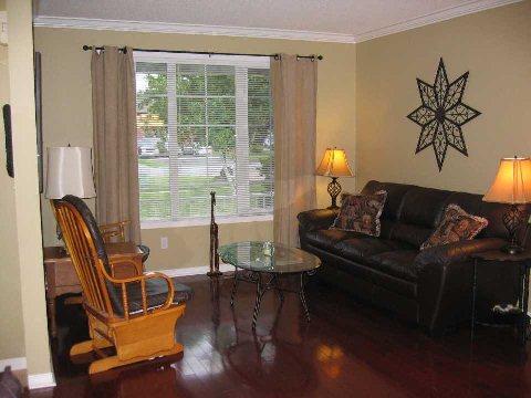 863 Beatrice St E, House detached with 2 bedrooms, 3 bathrooms and 6 parking in Oshawa ON | Image 2