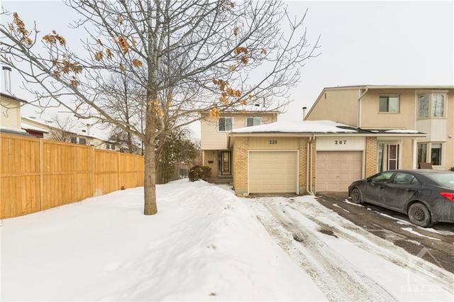 209 Sherway Drive, Townhouse with 3 bedrooms, 2 bathrooms and 3 parking in Ottawa ON | Image 1