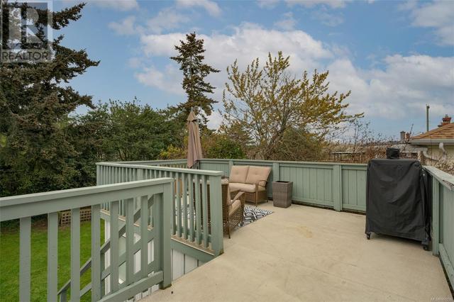 1871 Cochrane St, House detached with 5 bedrooms, 3 bathrooms and 2 parking in Saanich BC | Image 24