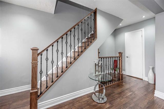 82 Enmount Dr, Townhouse with 3 bedrooms, 2 bathrooms and 2 parking in Brampton ON | Image 4