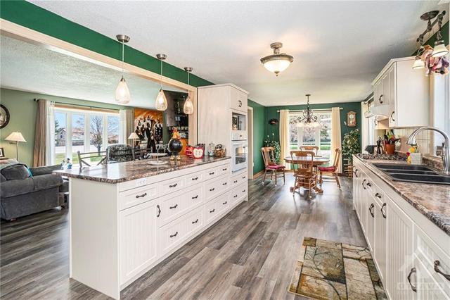 5865 Marine Station Road, House detached with 3 bedrooms, 2 bathrooms and 6 parking in South Dundas ON | Image 2