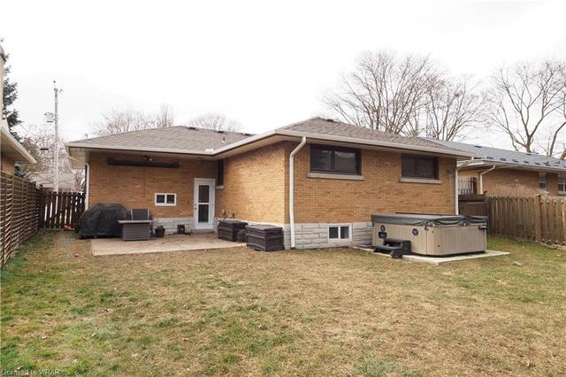340 Dumfries Avenue, House detached with 3 bedrooms, 2 bathrooms and 3 parking in Kitchener ON | Image 33