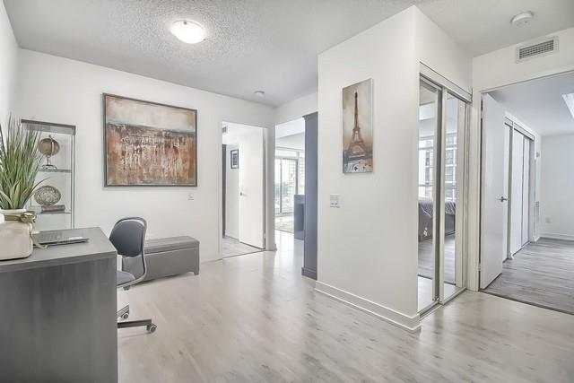 1002 - 29 Singer Crt, Condo with 2 bedrooms, 2 bathrooms and 1 parking in Toronto ON | Image 3