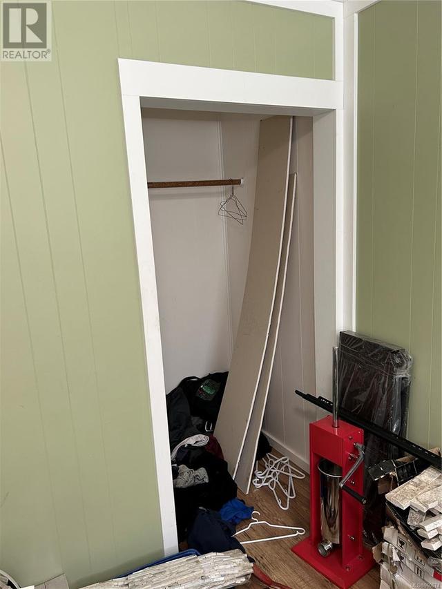 Upper bedroom3 closet | Image 31