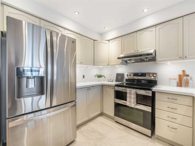 80 Lakeridge Dr, House attached with 3 bedrooms, 3 bathrooms and 3 parking in Toronto ON | Image 3