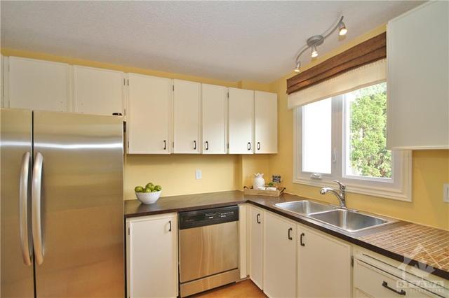 1041 Barwell Avenue, Home with 3 bedrooms, 3 bathrooms and 6 parking in Ottawa ON | Image 12
