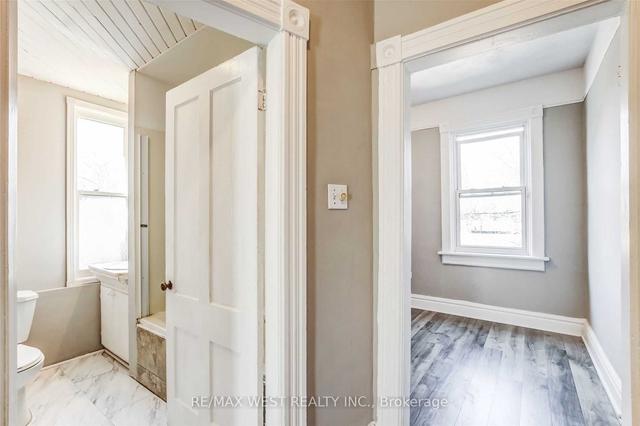252 Annette St, House detached with 4 bedrooms, 2 bathrooms and 3 parking in Toronto ON | Image 9