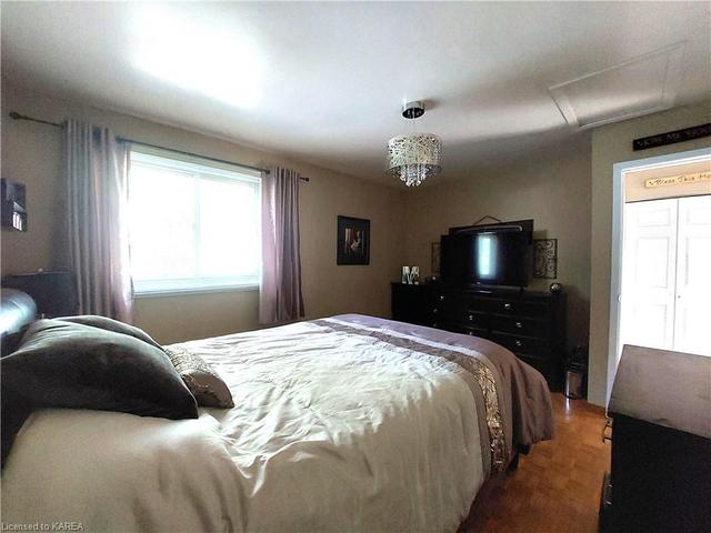 1329 Peden Blvd Boulevard, House detached with 3 bedrooms, 1 bathrooms and 3 parking in Brockville ON | Image 3