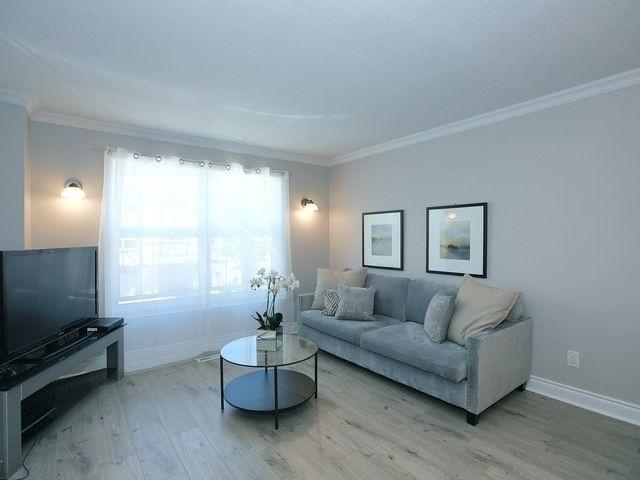 66 Morley Cres, Townhouse with 3 bedrooms, 2 bathrooms and 1 parking in Brampton ON | Image 2