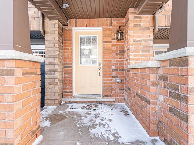 81 Vanhorne Clse, House attached with 3 bedrooms, 4 bathrooms and 2 parking in Brampton ON | Image 2
