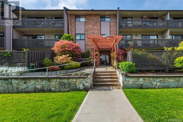 305 - 130 Sunningdale Rd E, Condo with 2 bedrooms, 1 bathrooms and 31 parking in Qualicum Beach BC | Image 1