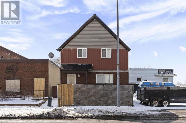 581 Queen St W, House detached with 3 bedrooms, 1 bathrooms and null parking in Sault Ste. Marie ON | Image 2