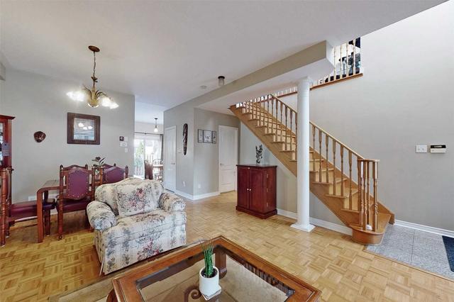 42 Foxhunt Dr, House detached with 3 bedrooms, 3 bathrooms and 5 parking in Vaughan ON | Image 4
