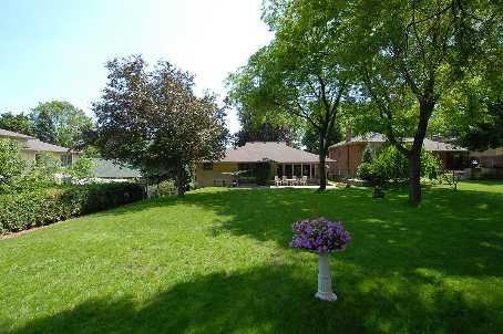 18 Woodway Tr, House detached with 3 bedrooms, 3 bathrooms and 4 parking in Toronto ON | Image 2