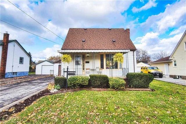 6037 Harold St, House detached with 2 bedrooms, 1 bathrooms and 4 parking in Niagara Falls ON | Image 1