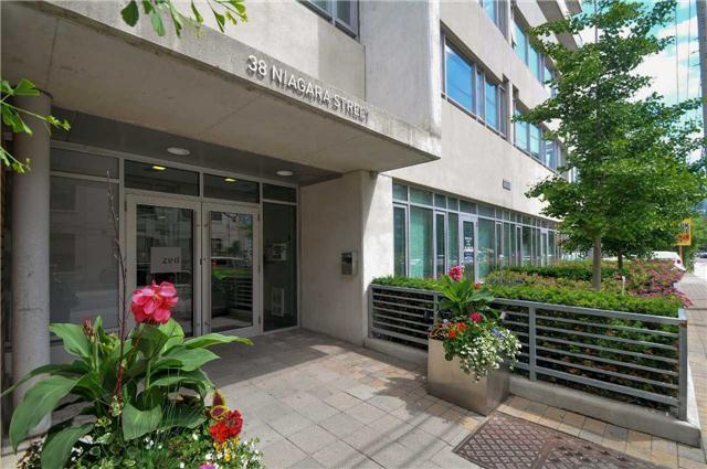 1001 - 38 Niagara St, Condo with 2 bedrooms, 2 bathrooms and 1 parking in Toronto ON | Image 2