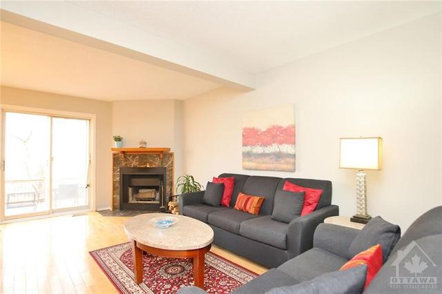 15 Saxton Crescent, Townhouse with 3 bedrooms, 2 bathrooms and 2 parking in Ottawa ON | Image 8