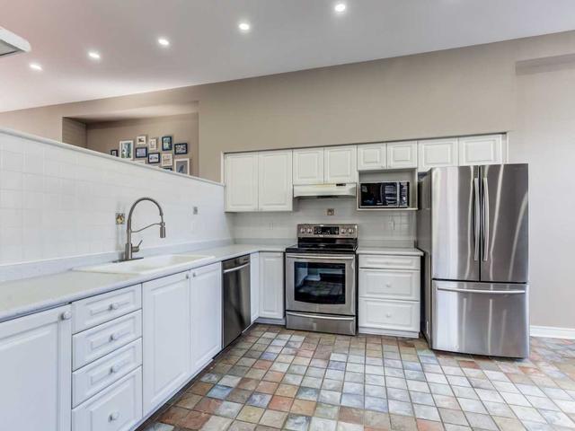 26 Guildpark Ptwy, Condo with 3 bedrooms, 3 bathrooms and 2 parking in Toronto ON | Image 3